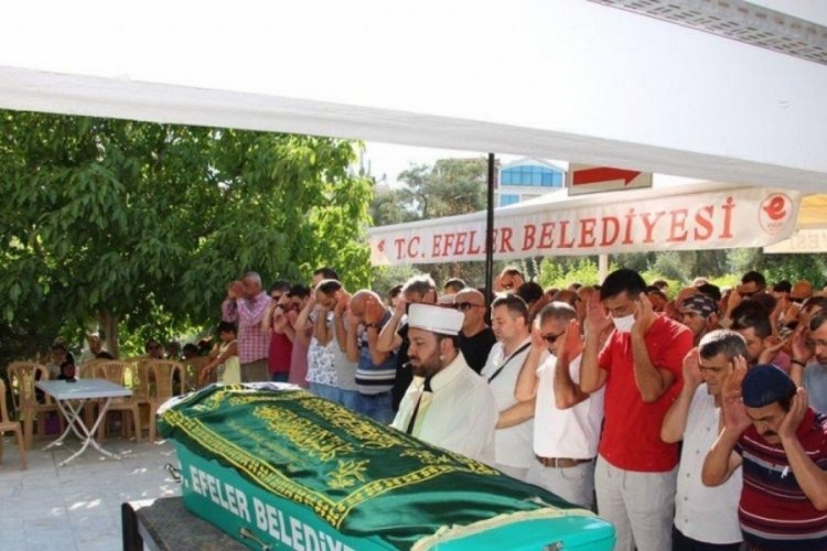 Evinde &ouml;l&uuml; bulunan dekan sekreteri son yolculuğuna g&ouml;nderildi