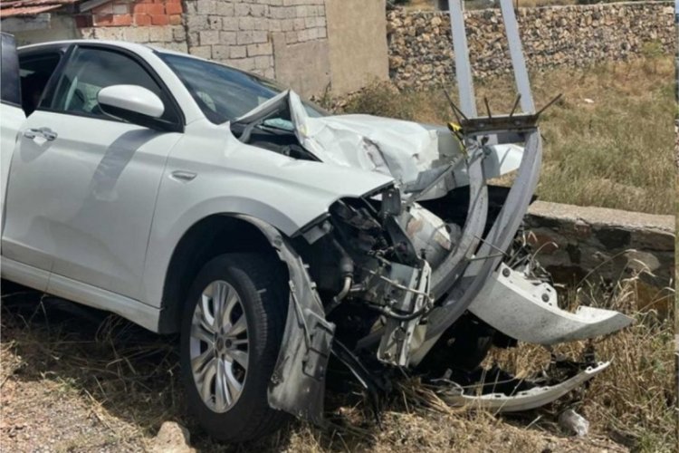 Elektrik direğine &ccedil;arpan ara&ccedil;ta 5 kişi yaralandı