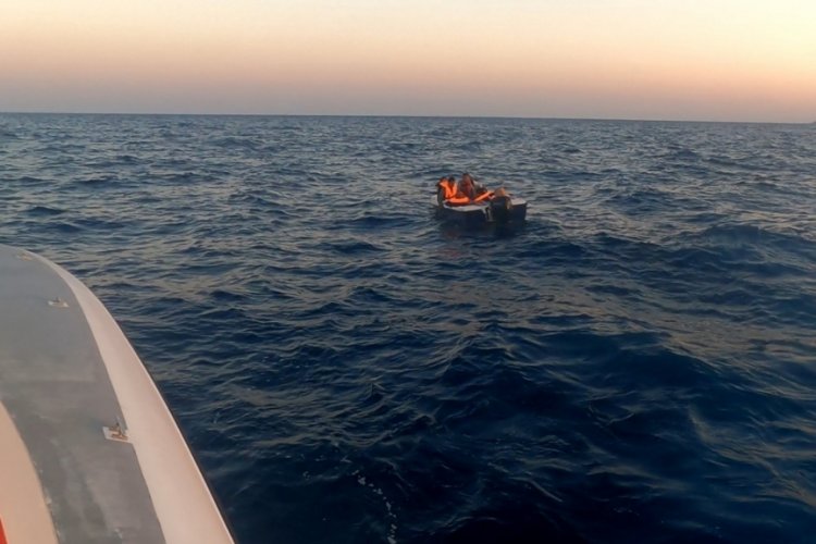 &Ccedil;anakkale a&ccedil;ıklarında 13 g&ouml;&ccedil;men kurtarıldı