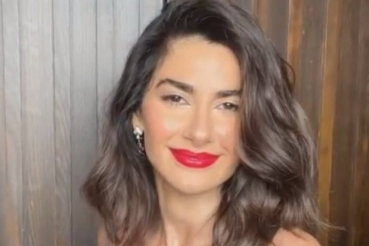 Nesrin Cavadzade kırmızı elbisesiyle poz verdi