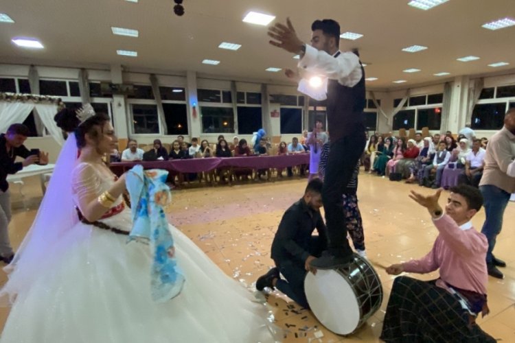 Kadın kılığına giren arkadaşlar d&uuml;ğ&uuml;n&uuml; bastı