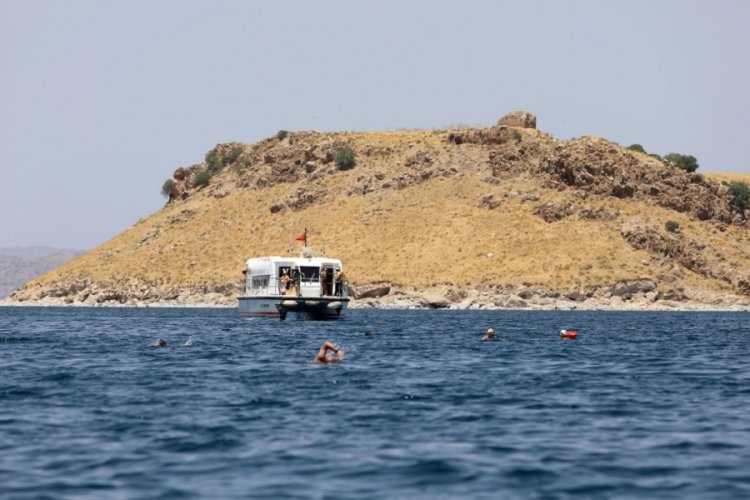 200 sporcu 5 kilometre kula&ccedil; atıp, Kuzu Adası'na ulaştı