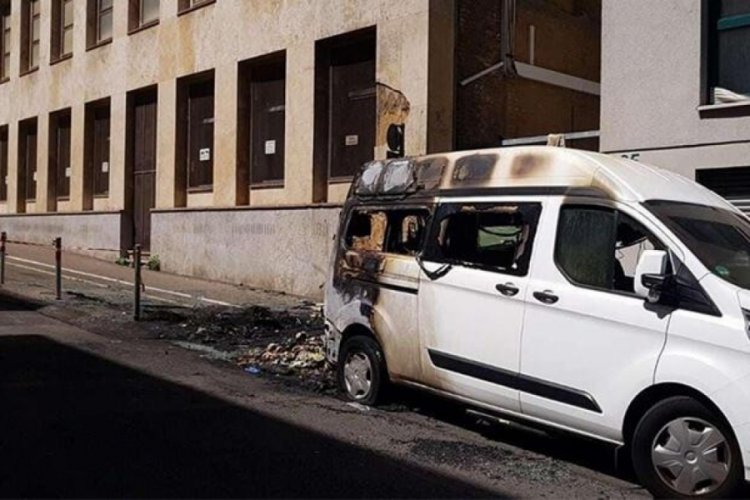 T&uuml;rkiye'nin Stuttgart Başkonsolosluğu aracı kundaklandı
