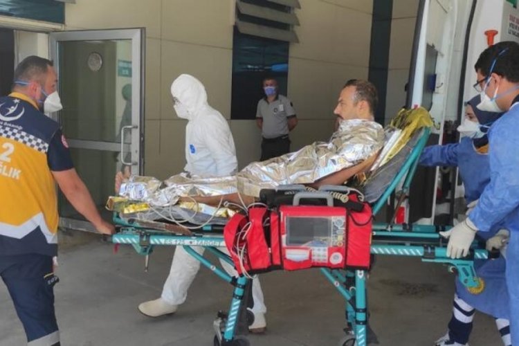 &Uuml;zerlerine kimyasal madde d&ouml;k&uuml;len 3 iş&ccedil;i yaralandı
