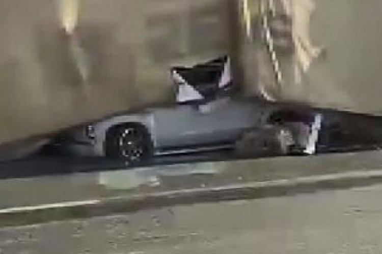 Kuzey Marmara Otoyolu'nda y&uuml;k kamyonu  ile kamyonet birbirine girdi