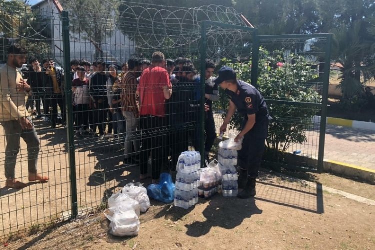 Y&uuml;zlerce ka&ccedil;ak g&ouml;&ccedil;men ve organizat&ouml;r tutuklandı