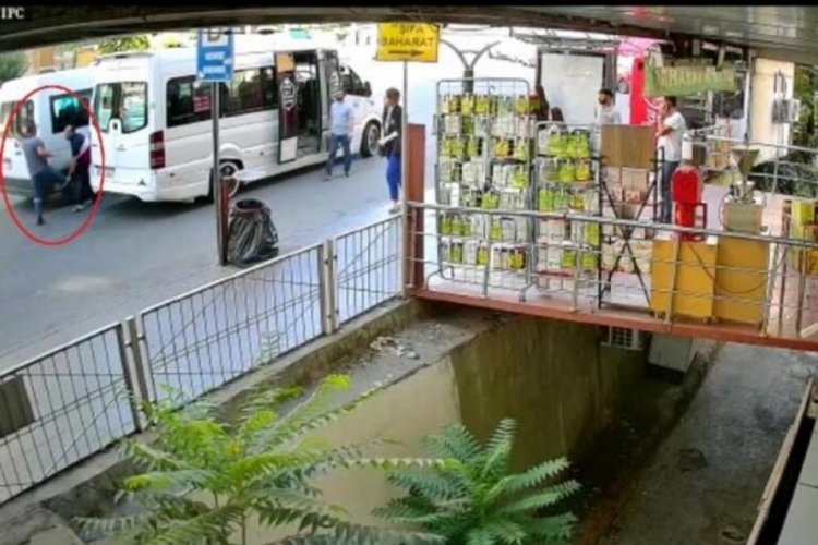 Kavga eden s&uuml;r&uuml;c&uuml;ler ayırmaya &ccedil;alışan temizlik g&ouml;revlisinin k&uuml;rek ve s&uuml;p&uuml;rgesini de kavgada kullandılar