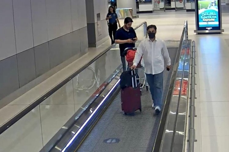 Yabancı uyruklu yolcunun bacaklarına sarılı 50 cep telefonu ele ge&ccedil;irildi