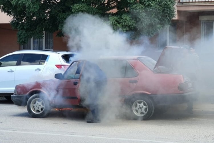 Bursa'da alevlere aldırış etmeyen kişi, hareket eden otomobiline binip el frenini &ccedil;ekti