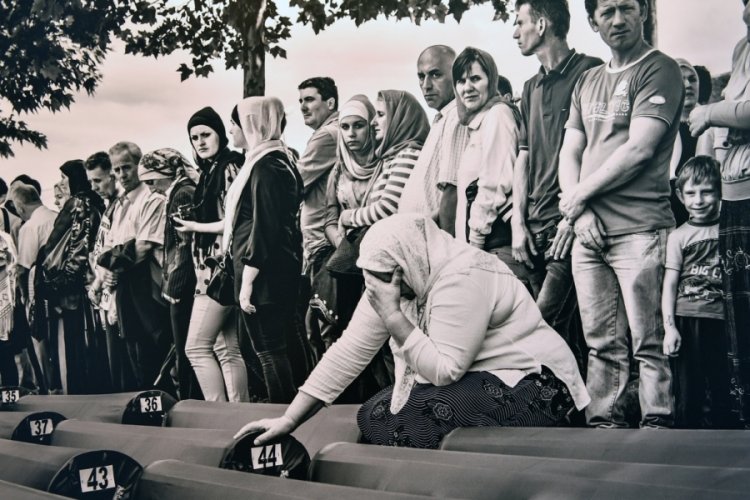Srebrenitsa şehitleri fotoğraflarla anıldı