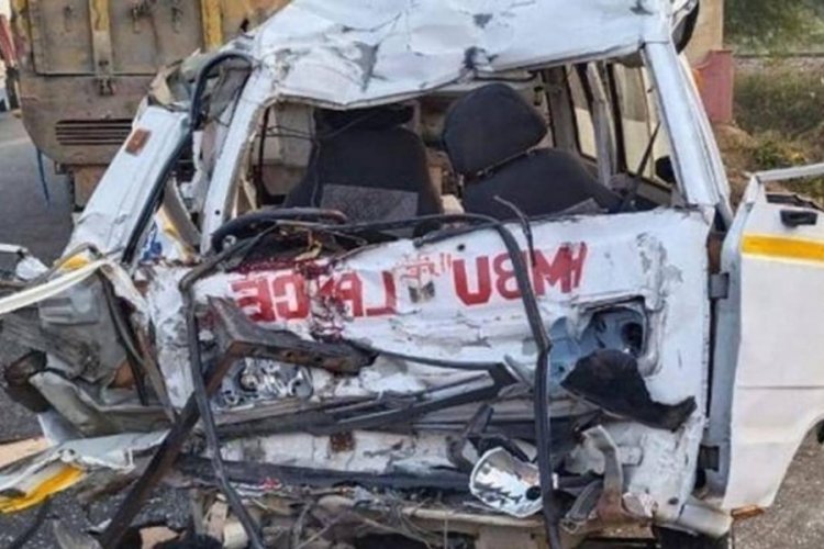 Hindistan'da ambulans gişelere &ccedil;arptı: 4 kişi hayatını kaybetti