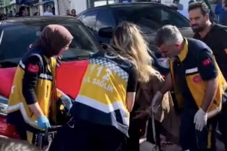 Otomobil yolda y&uuml;r&uuml;yen 2 kişiye &ccedil;arptı