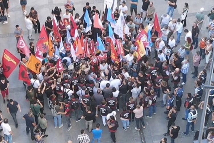 İzmir'de izinsiz y&uuml;r&uuml;y&uuml;ş yapmak istediler: 4 polis yaralı, 24 g&ouml;zaltı