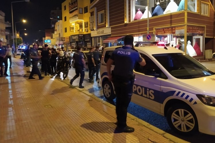 Adana'da d&uuml;ğ&uuml;nde kavga: 2 yaralı