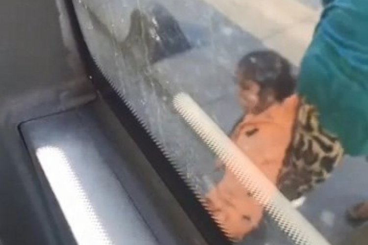 Otob&uuml;se binmek isteyen &ccedil;ocuğunu tekme tokat d&ouml;vd&uuml;