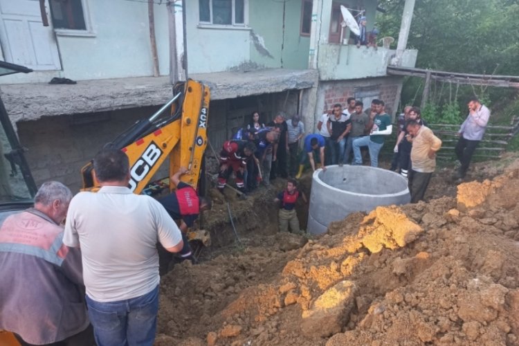 &Ccedil;ukura boru bağlamaya giren kişi toprak altında kaldı