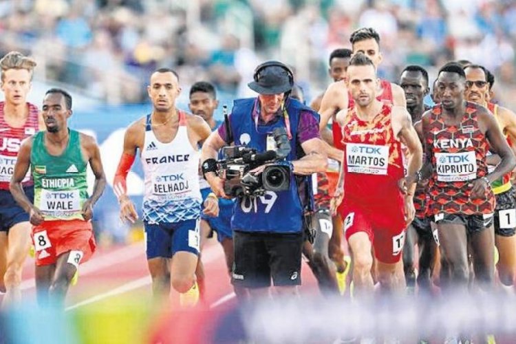 Atletizm Şampiyonası'nda kameraman piste daldı!