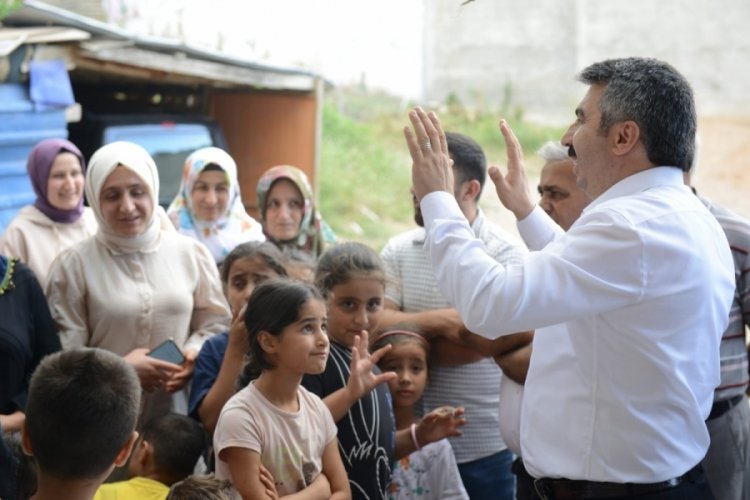 Bursa Yıldırım Belediye Başkanı Yılmaz vatandaşların isteklerine y&ouml;nelik &ccedil;&ouml;z&uuml;mler sunuyor