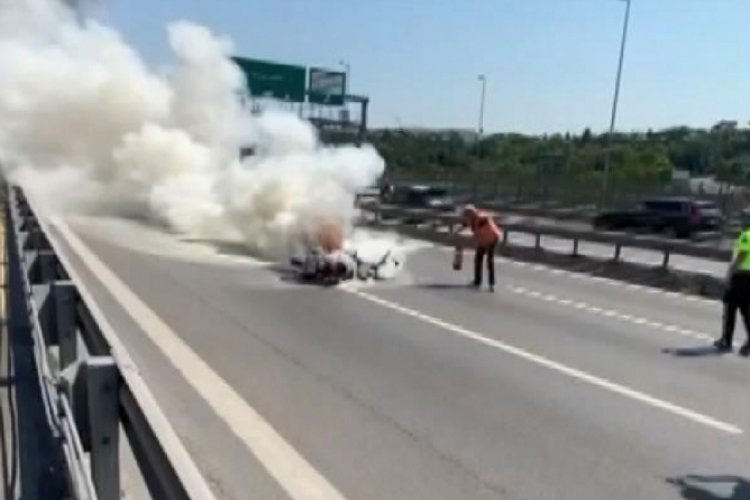 İstanbul'da k&ouml;pr&uuml; girişinde kaza yapan motosiklet alev aldı
