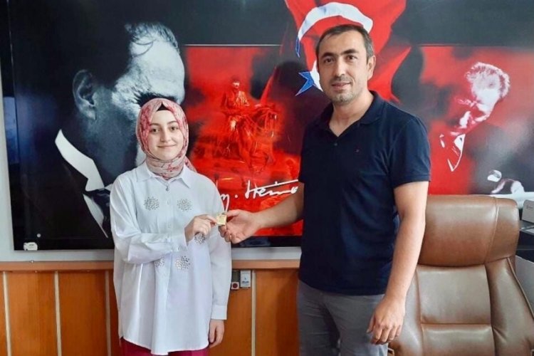 YKS il&ccedil;e birincisi &Ouml;mer Derindere, altın ile &ouml;d&uuml;llendirildi