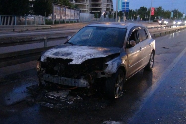Seyir halindeyken yanan otomobil kullanılmaz hale geldi