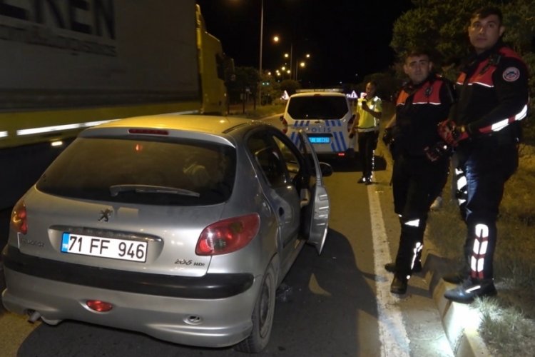 Kontrolden &ccedil;ıkan otomobil ref&uuml;je &ccedil;arptı: 2 yaralı