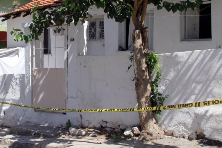 Boşanan kızının evini bastı, dehşet sa&ccedil;tı