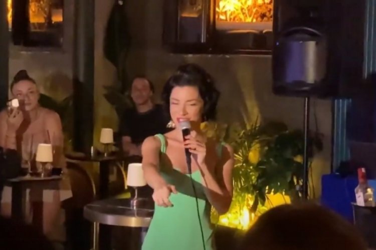 Merve Boluğur'un ilk sahne performansı