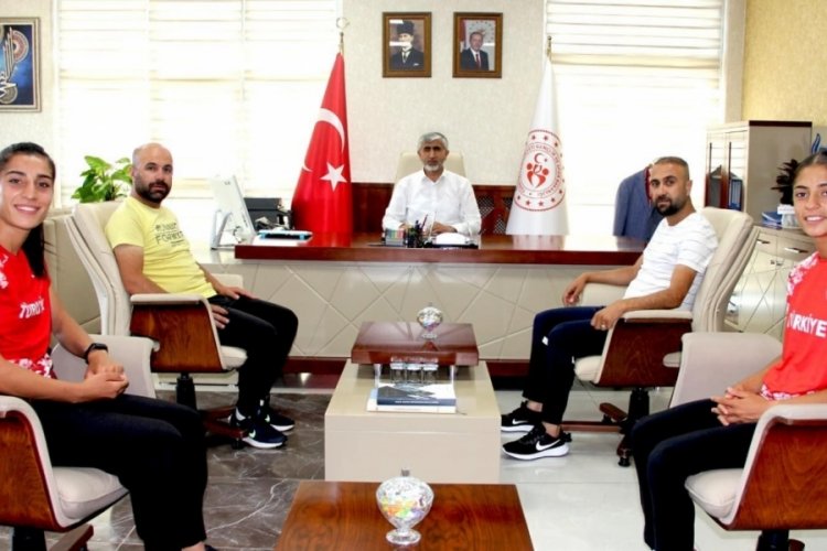 Şampiyon kızlardan Gen&ccedil;lik ve Spor İl M&uuml;d&uuml;r&uuml; &Ouml;zsoy'a ziyaret