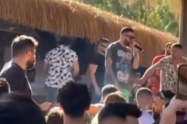Konserinde y&uuml;z&uuml;ne para atılan rap&ccedil;i Murda, &ccedil;ileden &ccedil;ıktı
