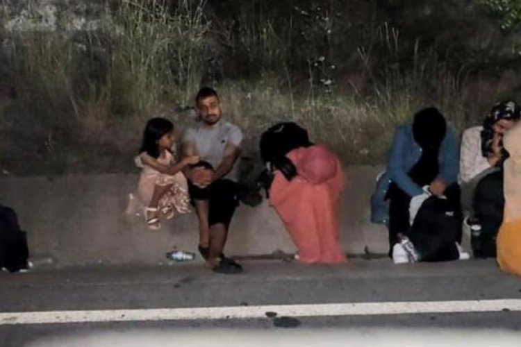 Minib&uuml;ste 1'i &ccedil;ocuk 29 g&ouml;&ccedil;men yakalandı