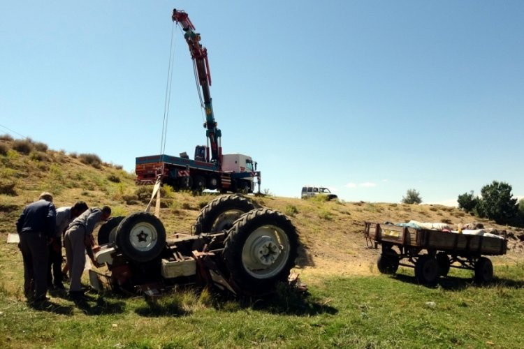 Van Erciş'te y&uuml;n y&uuml;kl&uuml; trakt&ouml;r &ccedil;aya yuvarlandı