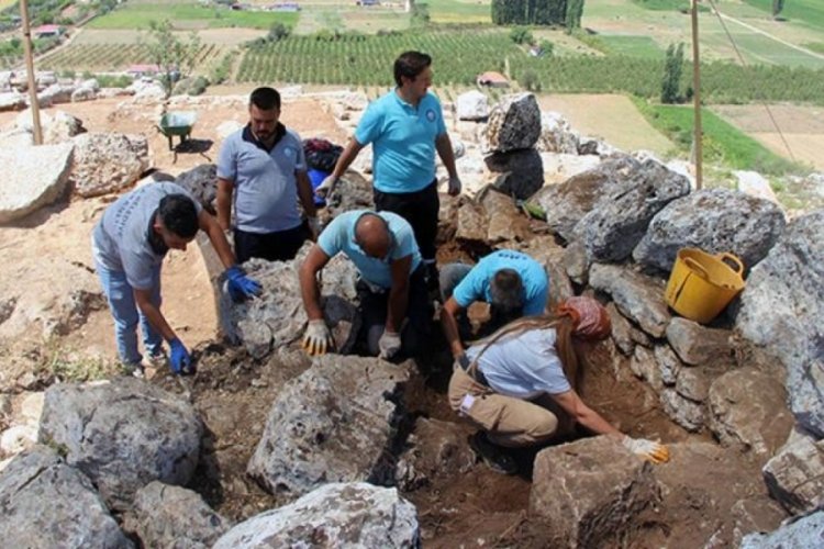 Thera antik kentindeki tarihi tiyatro g&uuml;n y&uuml;z&uuml;ne &ccedil;ıktı