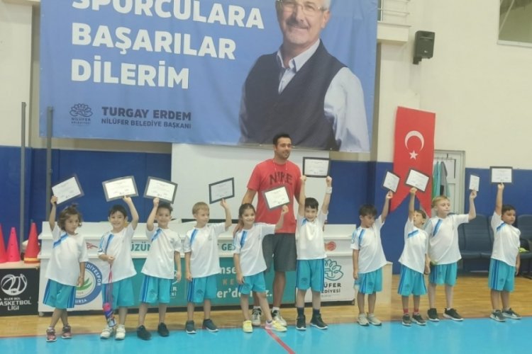Bursa Nil&uuml;fer'in minik basket&ccedil;ileri sertifikalarını aldı