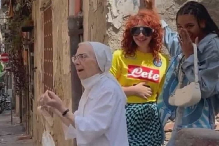 Rahibe, reklam filmi &ccedil;ekimleri sırasında &ouml;p&uuml;şen kadınları ayırmak istedi