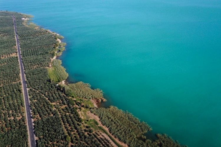 Bursa'da İznik G&ouml;l&uuml; turkuaza b&uuml;r&uuml;nd&uuml;
