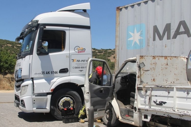 S&uuml;t kamyoneti ile tır &ccedil;arpışması sonucu 1 kişi yaralandı
