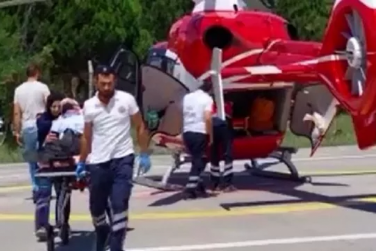 Samsun'da tarlada hastalanan k&ouml;yl&uuml;n&uuml;n imdadına ambulans helikopter yetişti