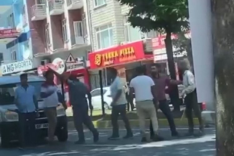 Trafikte tartışan grup sopalarla birbirine saldırdı