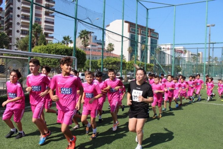 Geleceğin futbolcularına kadın antren&ouml;r