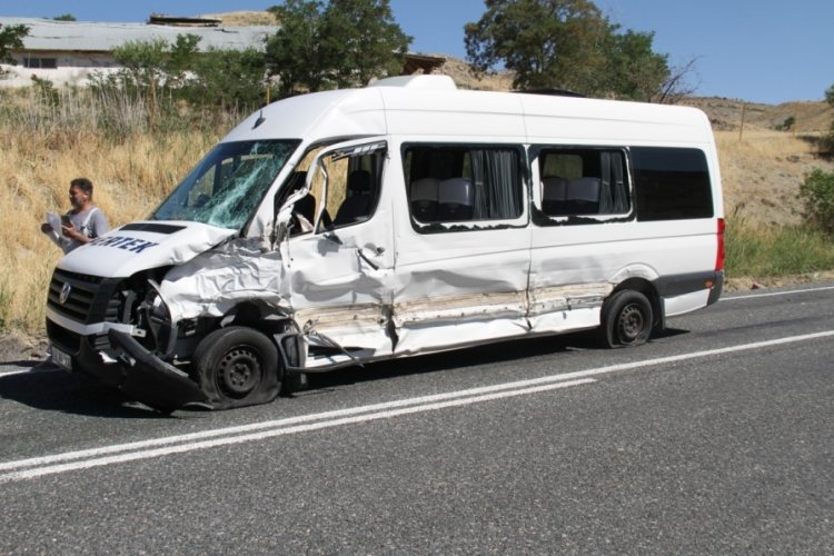 Kamyon ile minib&uuml;s &ccedil;arpıştı: 2 yaralı