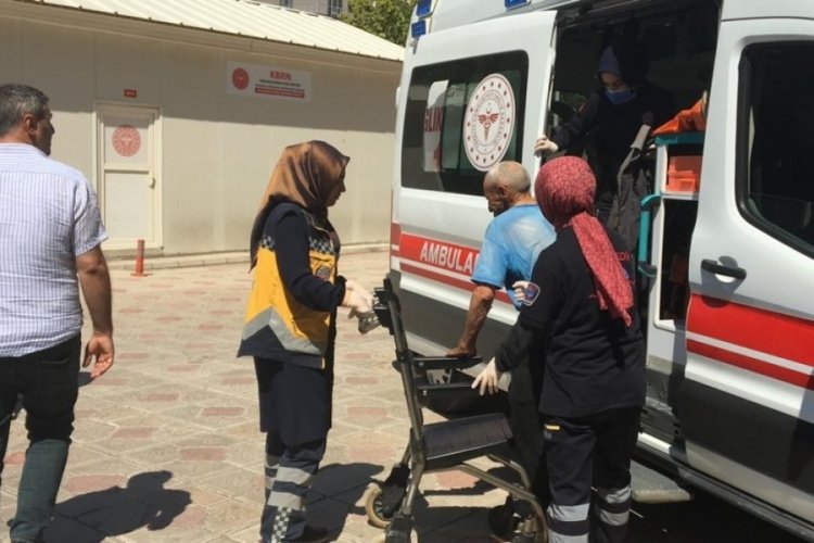 Yangında dumandan etkilenen &ccedil;ift&ccedil;i hastaneye kaldırıldı
