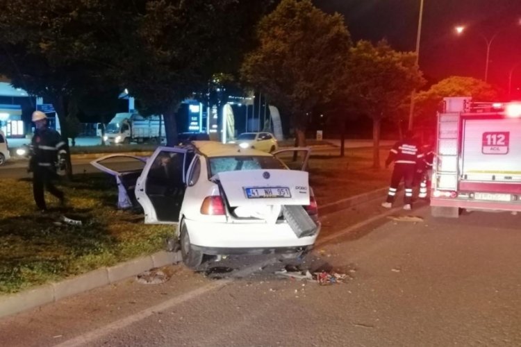 Otomobille minib&uuml;s &ccedil;arpıştı: 3 yaralı