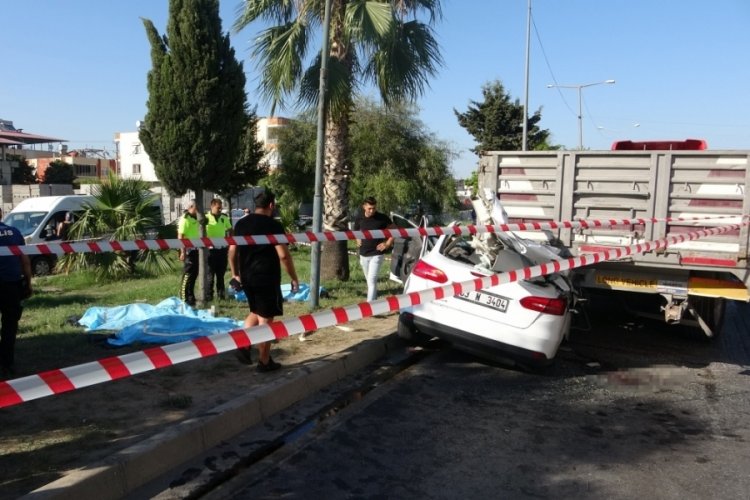 Otomobil tırın altına girdi: 3 gen&ccedil; hayatını kaybetti