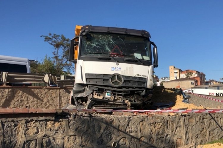 Hafriyat kamyonu otomobilin &uuml;st&uuml;ne d&uuml;şt&uuml;: 3 yaralı