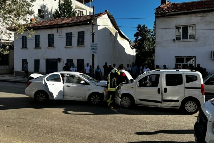 Denizli'de iki otomobil kafa kafaya &ccedil;arpıştı: 5 yaralı
