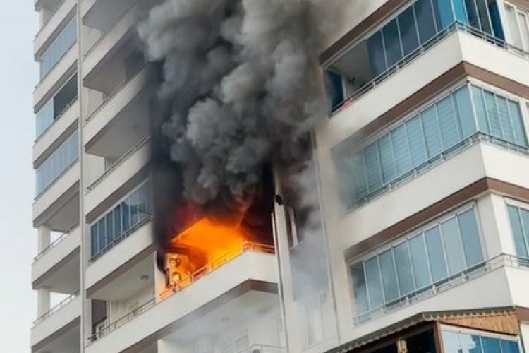 Apartmanın 3. katında korkutan yangın