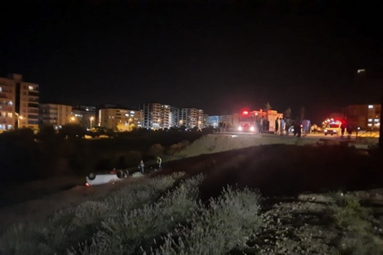 Otomobil dere yatağına u&ccedil;tu: 2 yaralı
