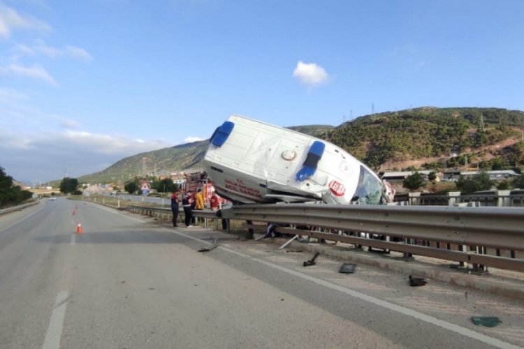 Ambulans bariyerlere &ccedil;arptı, i&ccedil;indeki hasta hayatını kaybetti
