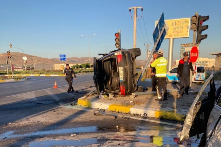 Cip ile otomobil &ccedil;arpıştı: 1 &ouml;l&uuml;, 2 ağır yaralı